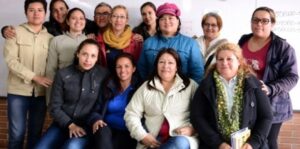 Foto de las mujeres cuidadoras beneficiarias de la beca para estudiar inglés. La imagen fue extraída de la página web de la Alcaldía Local Suba.