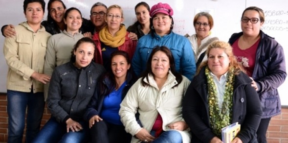 Foto de las mujeres cuidadoras beneficiarias de la beca para estudiar inglés. La imagen fue extraída de la página web de la Alcaldía Local Suba.